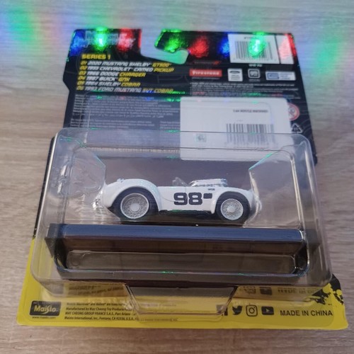 Muscle Machine 1/64 Diecast #05 White 1964 Shelby Corbra Display Stand Included - Picture 3 of 3