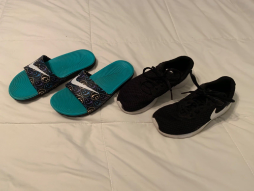 Lot de 2 sandales Nike Tanjun Youth chaussures de sport coulissantes taille 4 Y noir blanc - Photo 1 sur 10