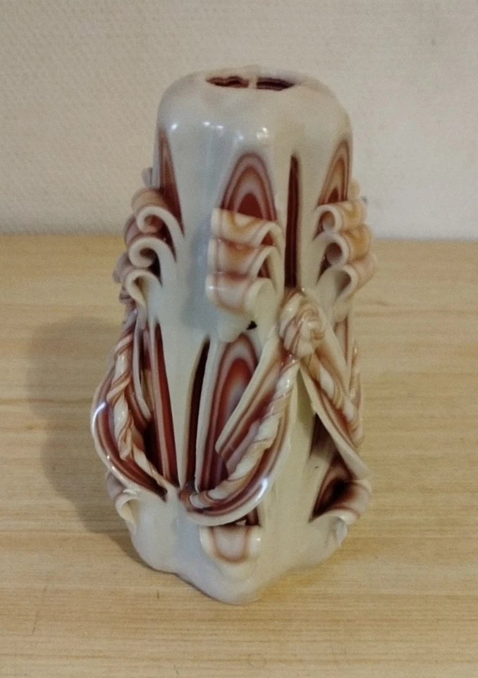 Bougie artisanale sculptée arabesque cut and curl - Photo 1/2