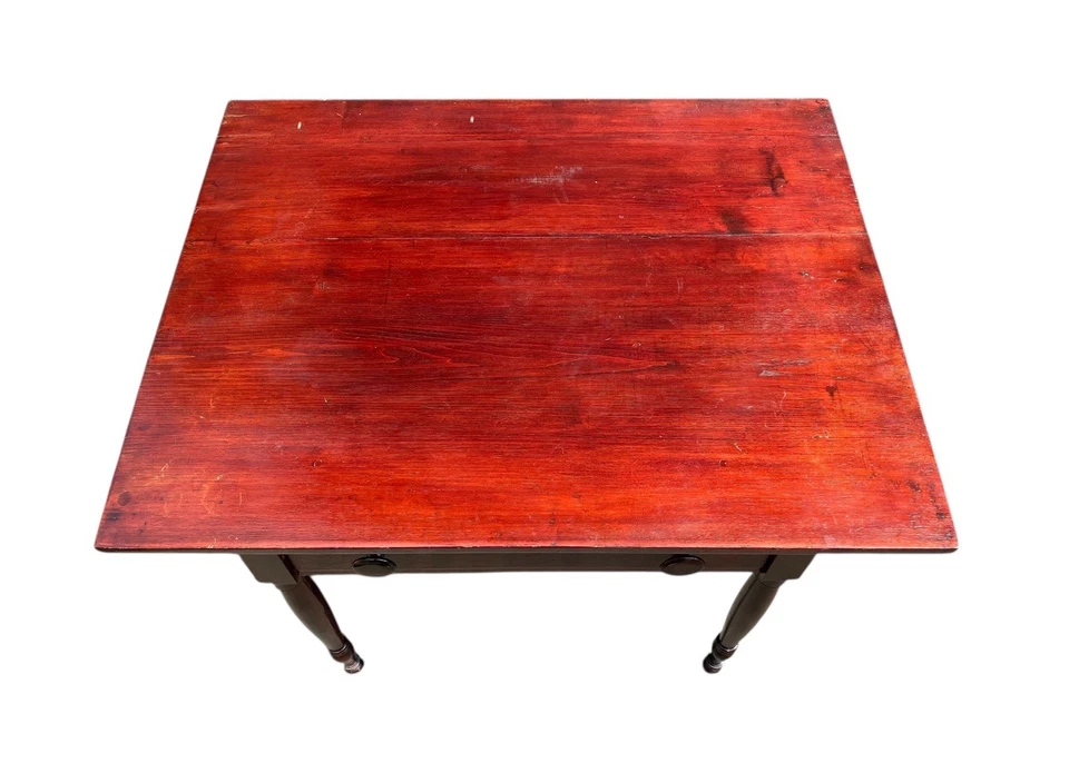 Antigua mesa de trabajo de pino Pennsylvania con escudo en forma de corazón Foto 4 de 4