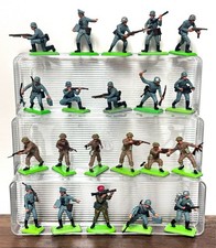 Lot of 21 Vintage Britains Ltd 70's Plastic w/Metal Base Toy Soldiers 60mm