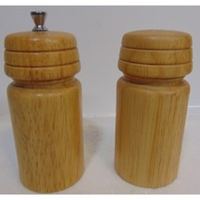 Salt  Pepper Shakers Vintage Grinder Mill Crusher Set Taiwan R.O.C. 5.5" Wood