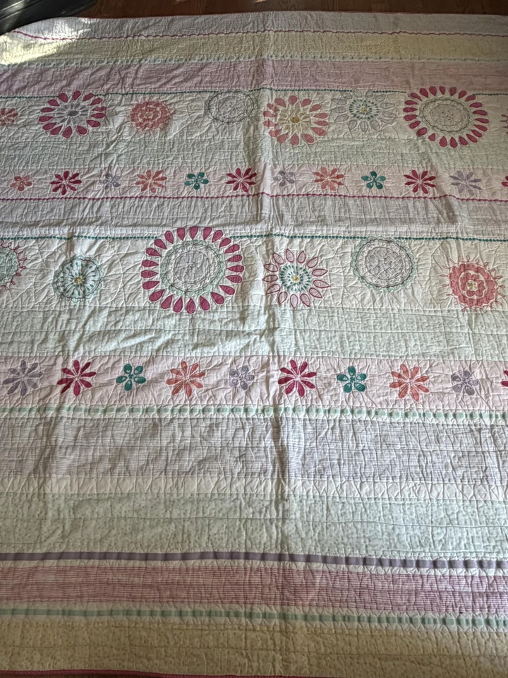 Colcha infantil Pottery Barn completa/rainha floral medalhão aplique reversível rosa - Imagem 3 de 4