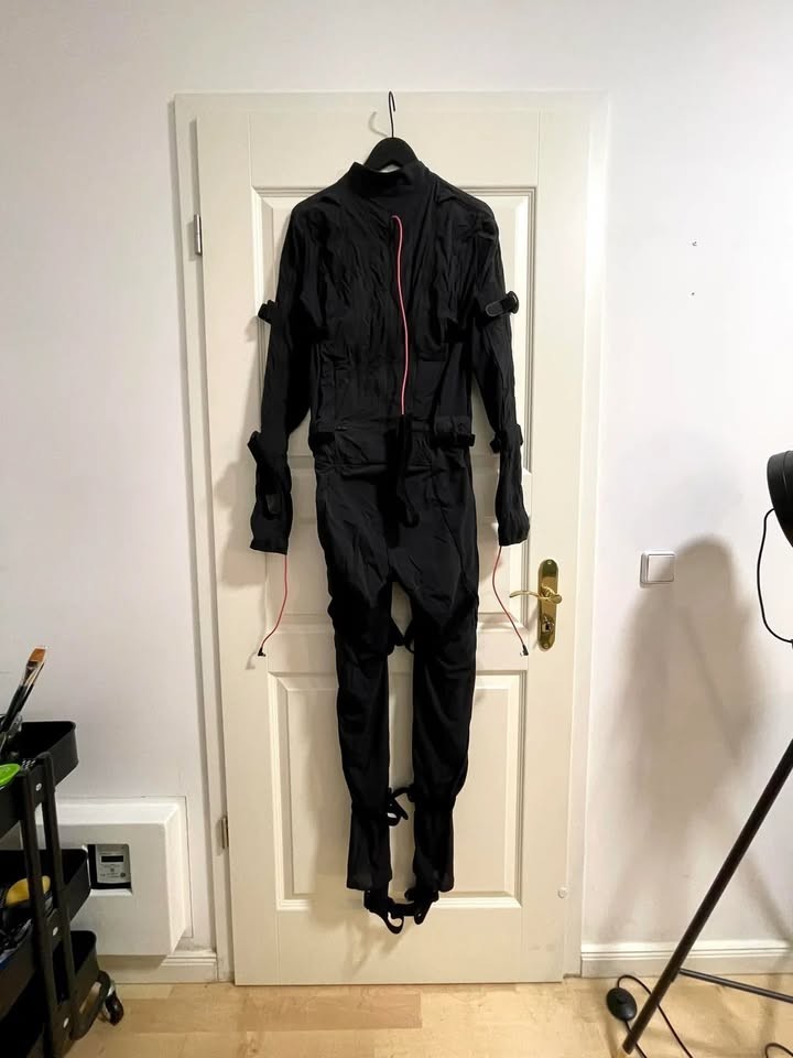 Rokoko Smartsuit Pro II (Size: L) with Smart Gloves (Size: M) | eBay