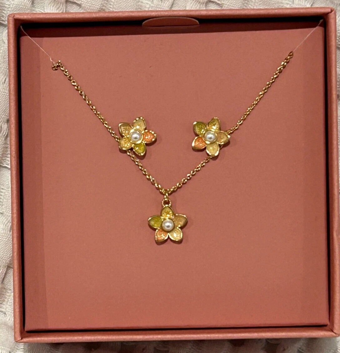 SET COLLANA E ORECCHINI COACH DUE PEZZI FIORI SELVATICI TONO ORO NUOVI E IMBALLATI