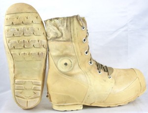 white mickey mouse boots bata