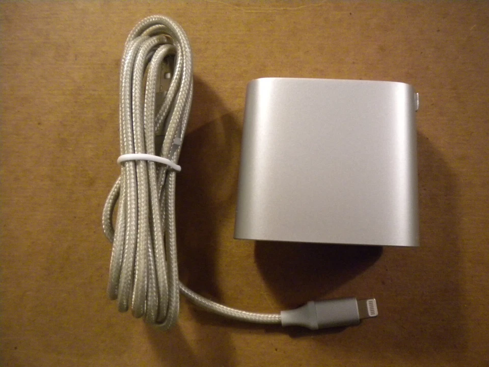 Cargador doméstico Studio by Belkin de 2 puertos con cable Lightning (certificado MFi) Foto 2 de 4