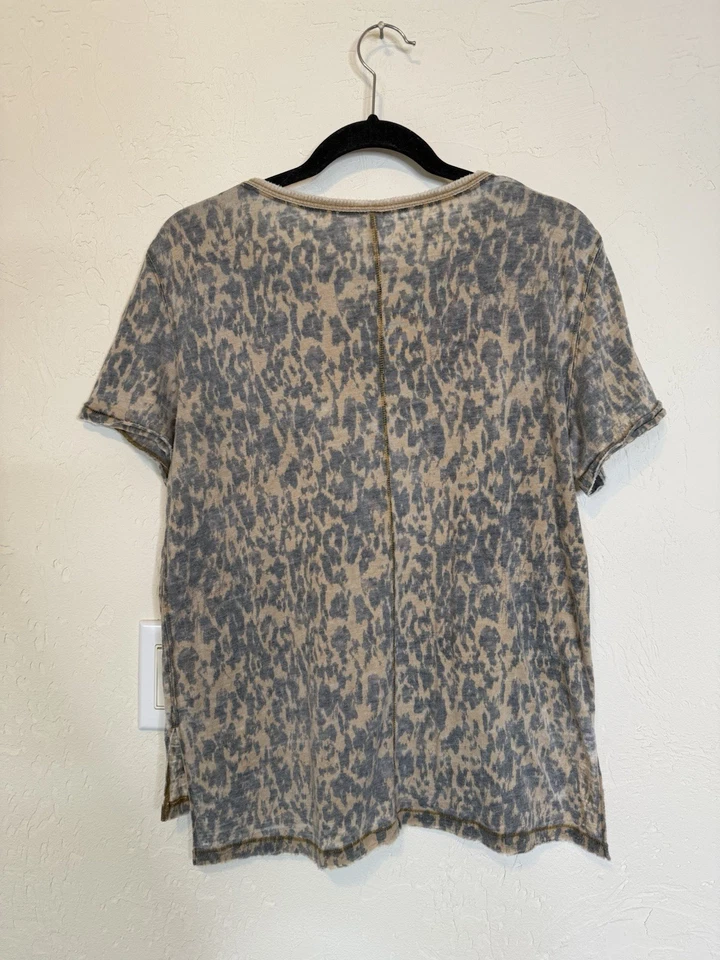 Camiseta para mujer We The Free Free People XS boho estampado de leopardo manga corta cuello redondo Foto 2 de 4