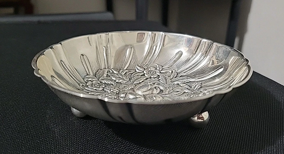 Plato de caramelo/bayas con patas de plata esterlina S. Kirk & Son 430 de colección 105 g Foto 3 de 4