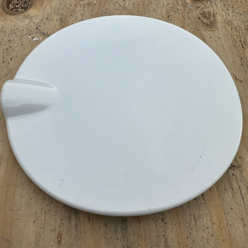 Chevy Sonic 2012-2024 puerta de combustible puerta de gas tapa de gas cubierta blanca OEM 95483706 Foto 2 de 4