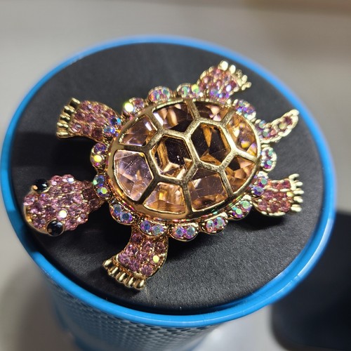 Rhinestone Inlaid Turtle Shaped Alloy Pin-On Brooch with Three Color Schemes. - Bild 6 von 13