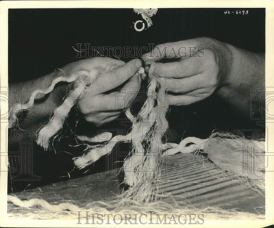 1944 Press Photo Hands of woman worker of Goodwill Industries - lrx75420