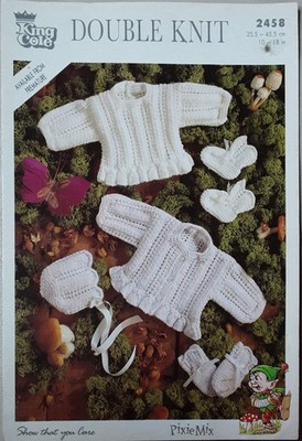 Orig King Cole DK Baby Oberteil Mantel Mütze Fäustlinge Stiefel 10''-18'' Strickmuster 2458