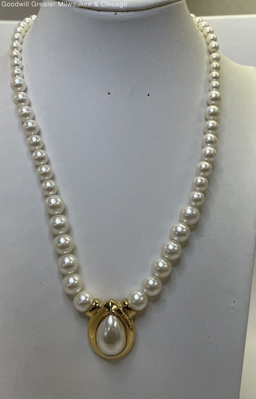 Napier Gold Tone Faux Pearl Pendant Necklace32.1g