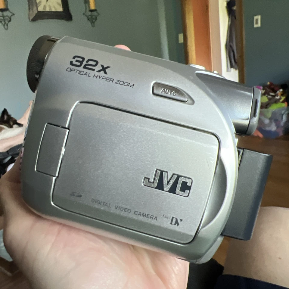 JVC GR-D371U Mini DV Camcorder with Case For Parts Not Working w/carrying case. - Image 2 of 4