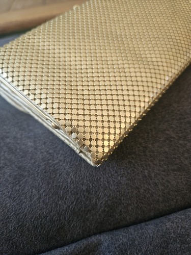 Whiting & Davis Gold Tone Long Mesh Wallet With Kiss Lock Change Compartment - Picture 3 of 10