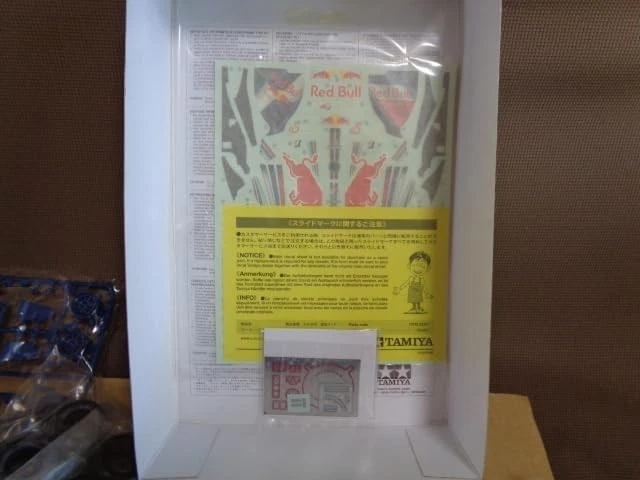 TAMIYA 1/20 Red Bull Racing Renault RB6 modellino in plastica non assemblato ... - Immagine 4 di 4