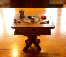 Antikes schönes Nähtischchen, mit Schere, Fingerhut, Stopfei, Garn, um 1890