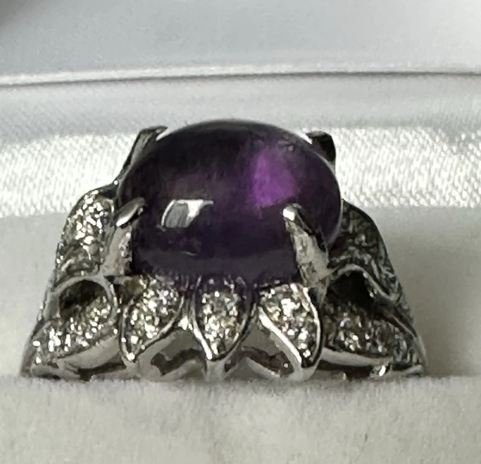 Anillo de amatista, diamantes y platino Foto 2 de 4