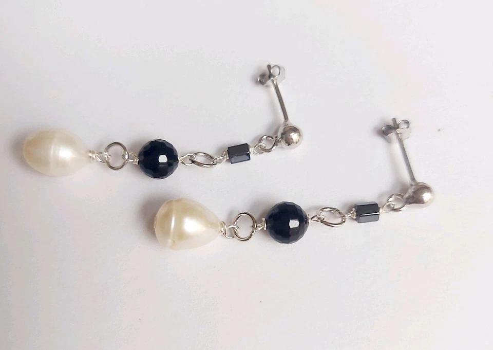 Orecchini in argento 925  con  perle di acqua dolce 10x7 mm ematite e onice - Immagine 4 di 4