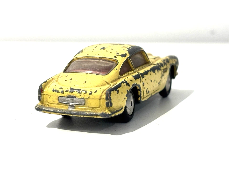 1960 Muy temprano 1,43 CORGI ASTON MARTIN DB4 AMARILLO 214 bujes giratorios diecast A1 Foto 3 de 4