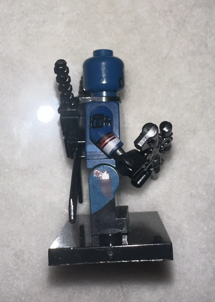 DC Batman Deathstroke Fig w/ Baseplate - Image 3 of 4