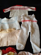 alte PUPPEN Kleidung Strampler Pullover Hosen groß Konvolut 9 tlg.