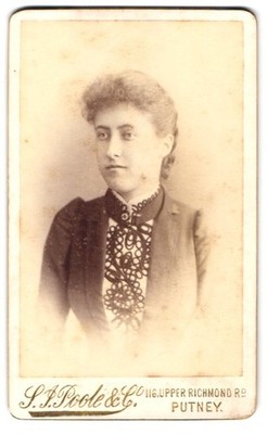 Fotografie S.J. Poole & Co., Putney, Upper Richmond Road 116, Porträt einer Fra 