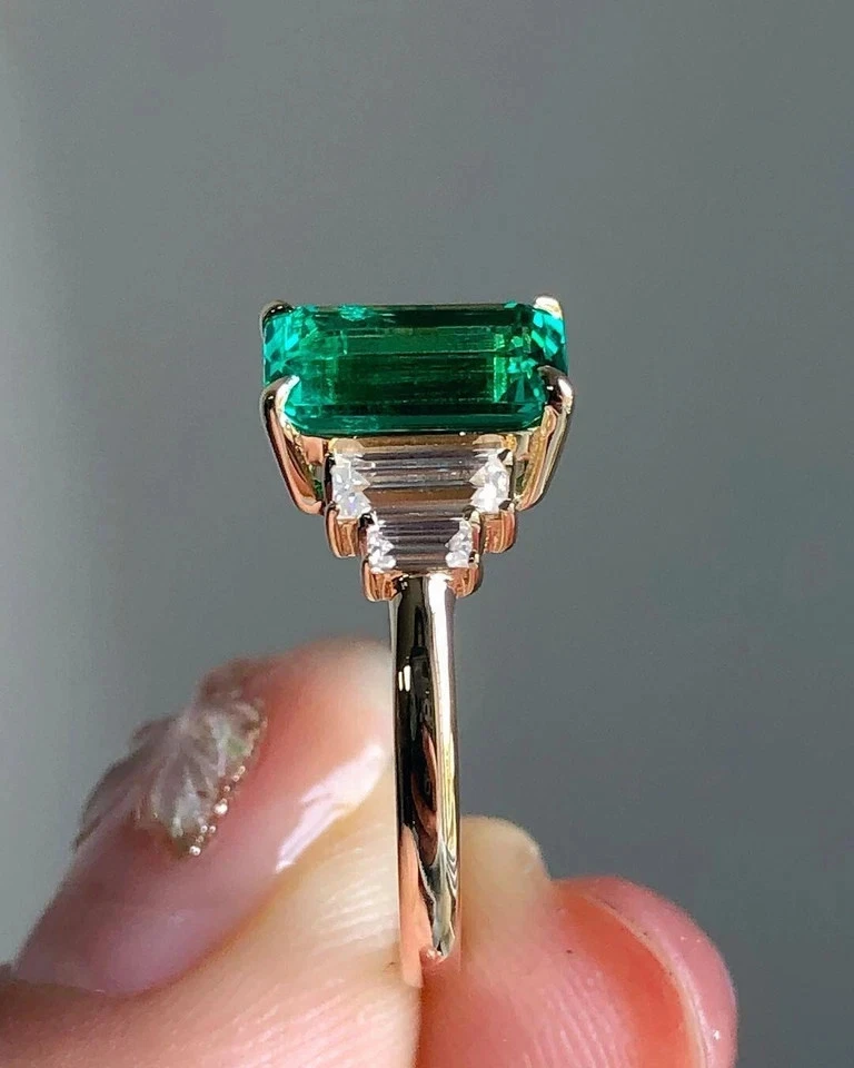 Anillo de compromiso solitario de esmeralda creado en laboratorio de 3 quilates enchapado en oro amarillo de 14 quilates Foto 2 de 4