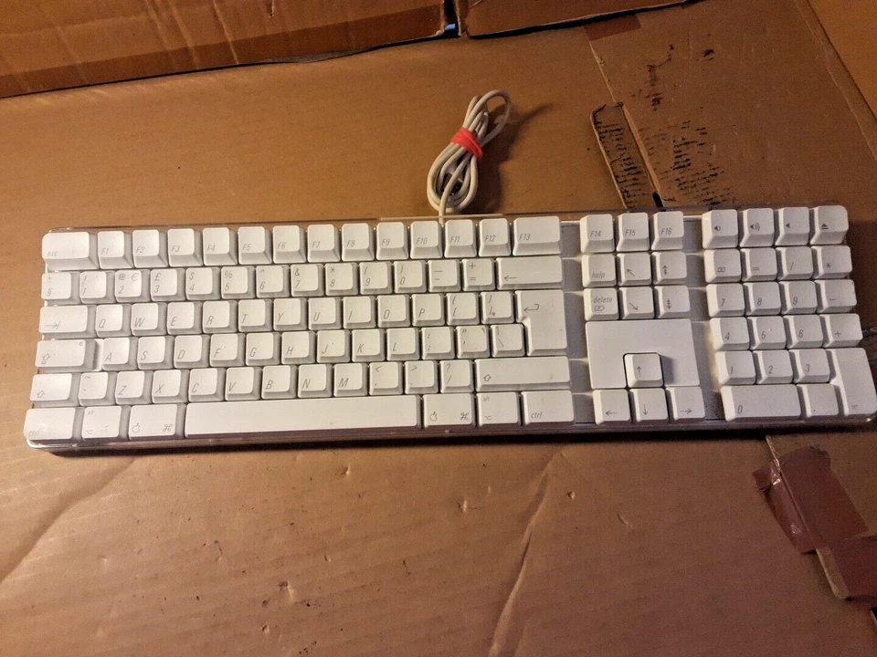 Apple Keyboard Model A1048 USB Wired QWERTY Extended Numerical Keyboard WORKS - Image 2 of 4