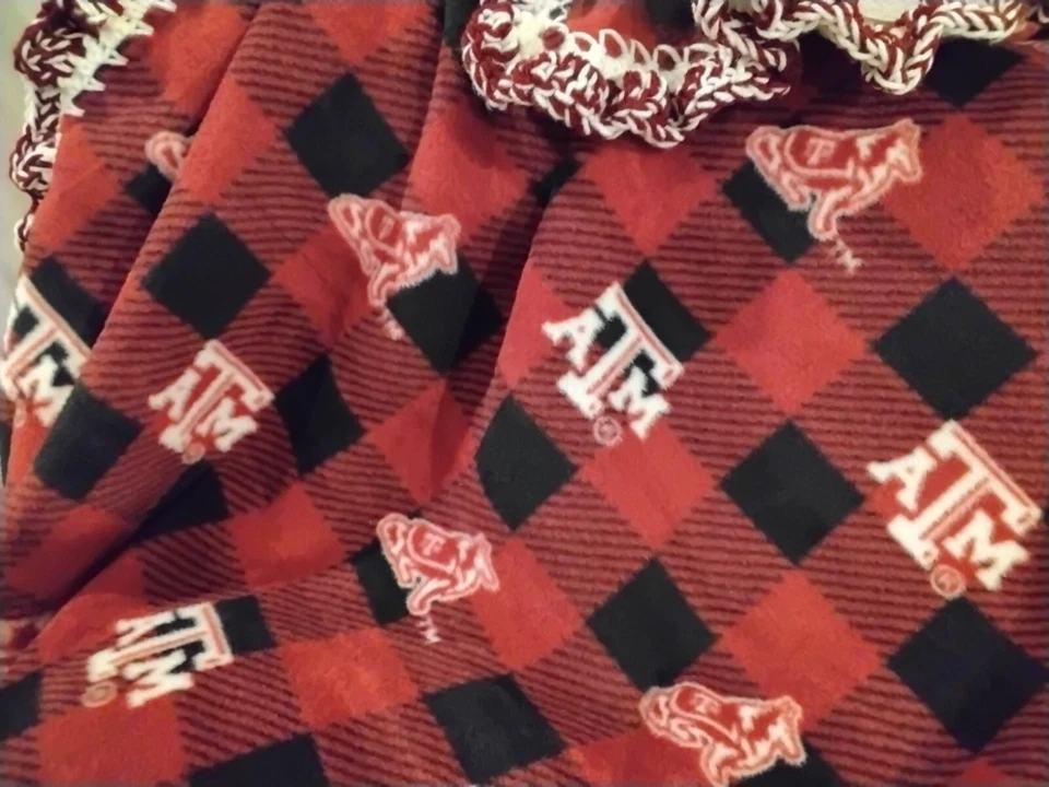 Manta pequeña de lana para bebé Texas A&M University College con súper volantes de ganchillo Foto 3 de 4