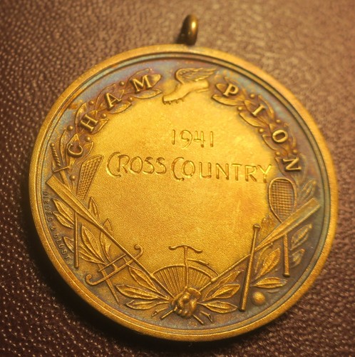 1941 A.A.U. GOLD PLATED STERLING SILVER MEDAL,CROSS COUNTRY WINNER GENE VENZKE - Picture 2 of 2