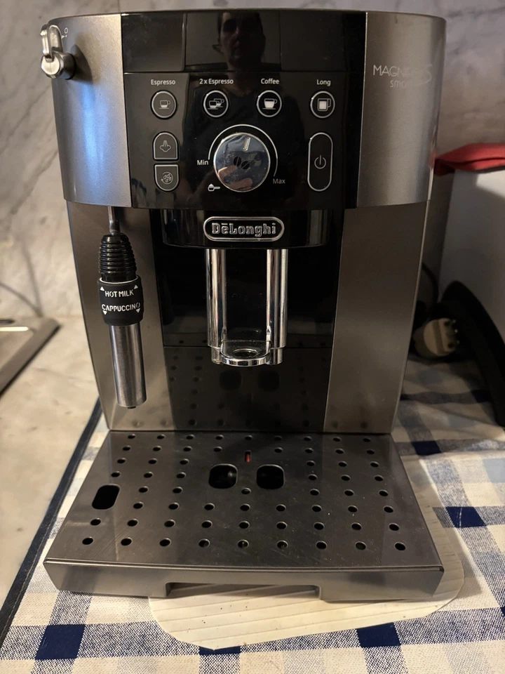De'Longhi Magnifica S Smart ECAM230.13.B 1450W 1,8L Macchina Espresso con..., foto 1 di 5