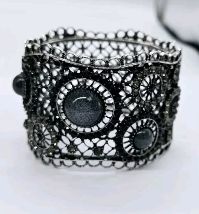 Pulsera Kirks Folly Puño con Bisagras AMPLIO Gris Cristal Corazón Declaración Tono Plateado Foto 4 de 4