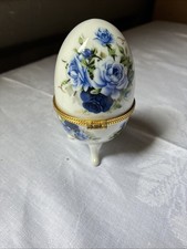 Vintage wundersch&ouml;ne blaue Rose Chintz eif&ouml;rmige Keramik Schmuckschatulle mit Klappdeckel