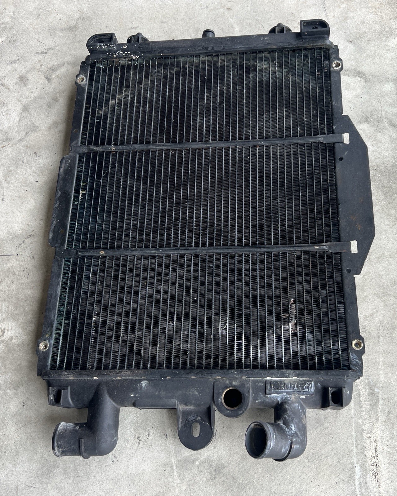 Ferrari F355 Left Radiator 848430F 157590 PA66-GF30 355
