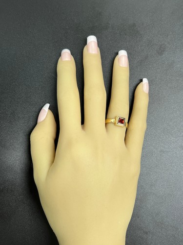 9ct Gold Garnet Ring Princess Cut Stepped Surround Yellow Gold 2.78g - Picture 4 of 21