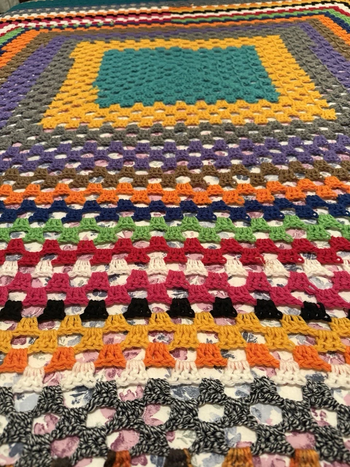 Manta vintage multicolor crochet a mano tamaño queen de colección retro Foto 4 de 4