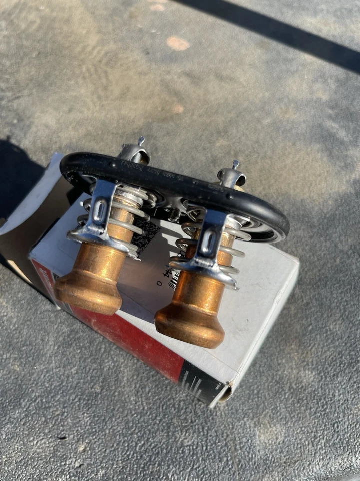 Termostato Motorcraft/montado en motor | Ford Powerstroke F250 F350 F450 6,7 L Foto 2 de 3