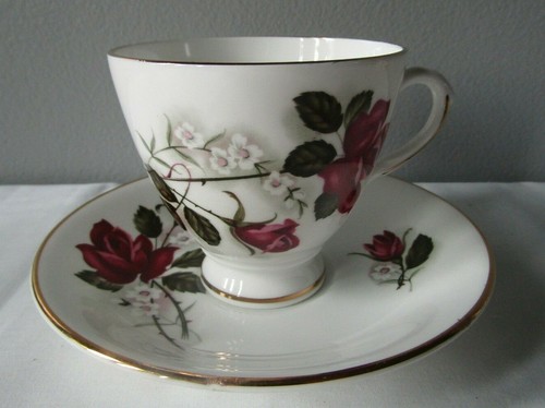 Lefton Bone China Red Roses Floral Tea Cup and Saucer England - Picture 2 of 9