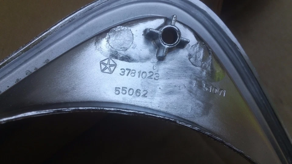 Nuevo de Lote Antiguo MoPar 1975 1976 1977 Plymouth Gran Fury lado izquierdo FARO BISEL 3781023 Foto 4 de 4