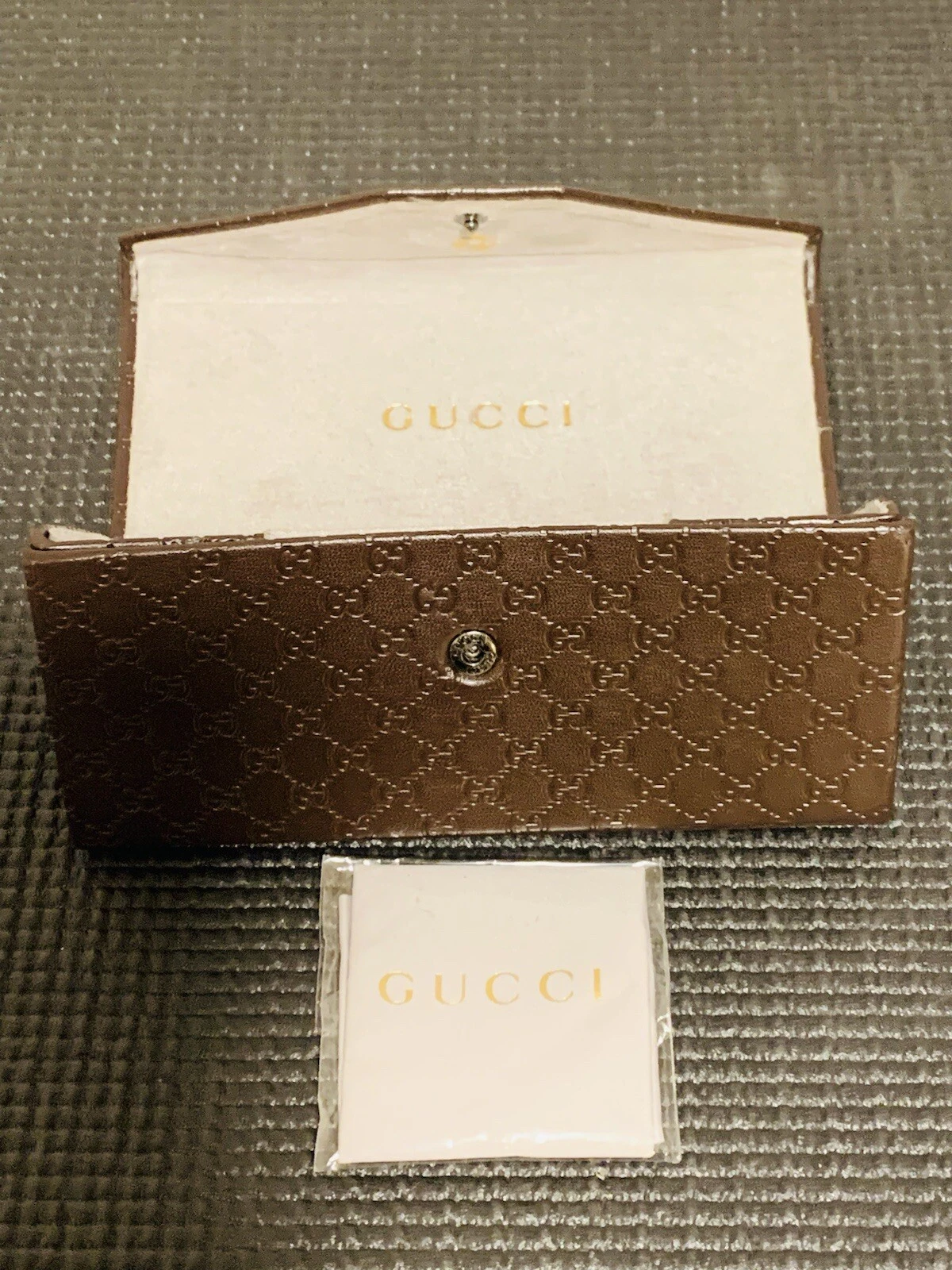Étui de protection pour lunettes Gucci marron moyen pliable triangle côté rigide