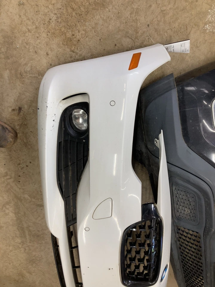 15 BMW 320 SERIES Front Bumper Paint Problem White Foto 3 de 4