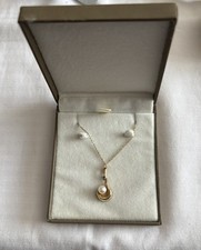 9 carat gold drop pearl pendant