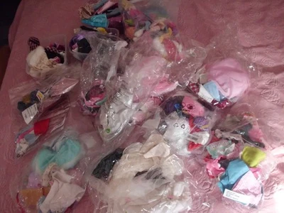 Gros lot de vêtements de Poupée BARBIE - Photo 1/4