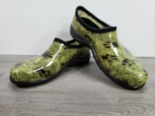 SLOGGER WOMENS Size 9 GREEN PAW PRINT SLIP ON WATER SHOES