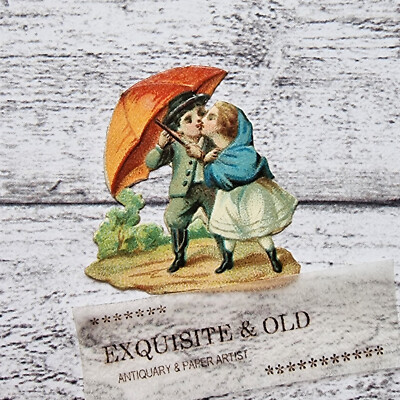 um 1900 Kinder Schirm Kuss  Mode Victorian Glanzbild Prägedruck Luxuspapier alt