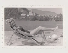 Relaxed Leggy Woman Stretching Back Open Smile Letting The Afternoon Hold Her