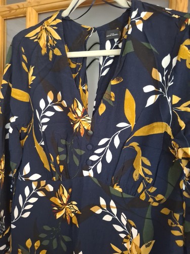 Schönes Kleid mit Blumenmuster. Größe L. Aus deinem sechsten Sinn. - Bild 2 von 3