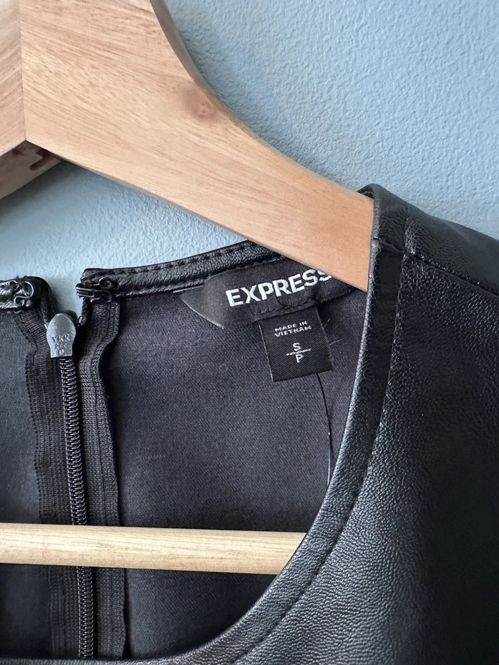 Express 黑色人造皮革袖口上衣 - 小号 - 别致上衣 — 第 2/3 张图片